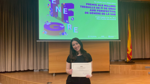 Susana Villa amb el premi a millor TFG amb perspectiva de gènere